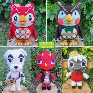 Puede incluir: Se muestran cinco muñecos de personajes de ganchillo. Los muñecos incluyen un búho rojo, un búho marrón, un perro blanco con una guitarra, un dragón rojo y un mono gris. Los muñecos se presentan sobre una superficie de madera con follaje verde de fondo. El texto "CROCHET PATTERNS" es visible.