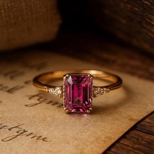Pierścionek zaręczynowy z różowym szafirem w szlifie szmaragdowym, lite złoto, zabytkowy pierścionek z bagietką