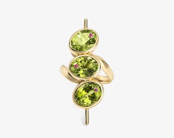 Anillo de oliva Martini en oro de 18 quilates con detalle de rubí y peridoto natural en plata de ley.