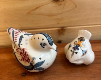 Pomanders de porcelana vintage de Elizabeth Arden con forma de pájaro: "Pabellón Real de Brighton" y "Tesoros de los faraones".