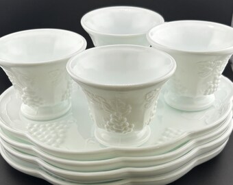 Juego de 4 tazas y platos de vidrio blanco opalino Indiana Colonial Grape Harvest