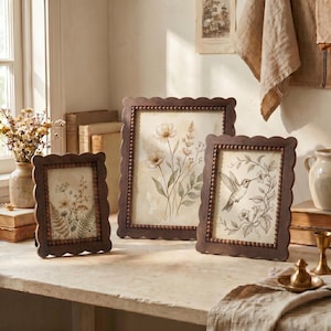 Cadre photo rustique en noyer à perles festonnées, imprimé botanique vintage encadré, compatible avec les formats 4x6, 5x7 et 8x10 pouces, style ferme, à poser ou à accrocher au mur, vendu à l'unité ou en lot.