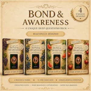 Könnte beinhalten: Vier Kartenspielboxen mit dem Text "BOND & AWARENESS" und "4 UNIQUE DESIGNS". Jede Box zeigt ein anderes Fruchtthema: Trauben, Blaubeeren, Wassermelone und Äpfel. Jede Box enthält 54 Karten.
