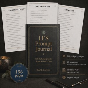 Puede incluir: Un diario de reflexiones IFS de tapa negra con texto dorado, junto a tres hojas blancas tituladas The Perfectionist, The Controller y The Critic. Una insignia azul circular muestra 156 p&aacute;ginas, con dos bol&iacute;grafos negros y 960 prompts.