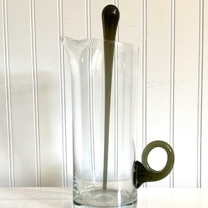 Jarra de cristal vintage con asa verde oliva y agitador de cristal / Mezclador de cócteles de estilo moderno de mediados de siglo