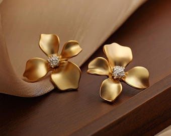 Per Aspera Ad Astra Lily Earrings, Platinum 950, Diamond Accent, Light Luxury