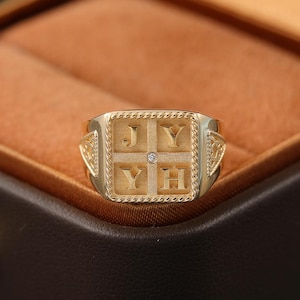 Anel personalizado em ouro com monograma e cruz cravejada de diamantes, símbolo da unidade.