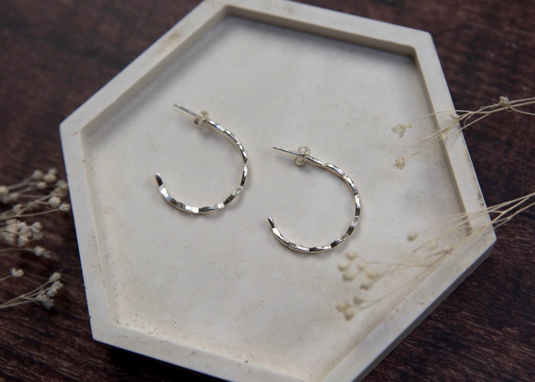 Orecchini a cerchio in argento sterling con motivo a onde: gioielli da spiaggia boho - Italia