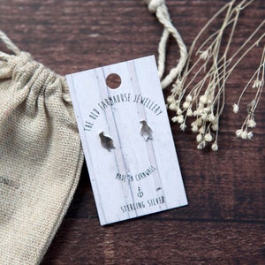 Aretes pequeños de plata esterlina con forma de pingüino