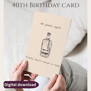 以下が含まれることがあります： ベージュ色の40歳の誕生日カード。上部に「40TH BIRTHDAY CARD」の文字。ボトルスケッチと「40 years aged」と「Finally smooth enough to enjoy」のフレーズが特徴です。