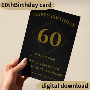 以下が含まれることがあります： 金色の文字が入った黒い60歳の誕生日カード。「HAPPY BIRTHDAY」の文字の上に、大きな金色の「60」がダイヤモンド型で描かれています。下には「VINTAGE 1966」と「AGED TO PERFECTION」と書かれています。「digital download」の文字が一番下にあります。