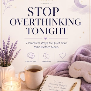Puede incluir: Un folleto digital titulado STOP OVERTHINKING TONIGHT 7 Practical Ways to Quiet Your Mind Before Sleep. Presenta una estética lavanda con una vela encendida, una taza de cerámica, un cuaderno de espiral y un antifaz para dormir.
