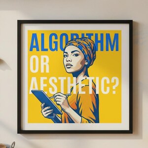 Könnte beinhalten: Gerahmter Kunstdruck mit einer Frau mit Kopftuch, die ein Tablet und einen Stift hält, vor gelbem Hintergrund. Der Text "ALGORITHM OR AESTHETIC?" ist in Weiß und Blau dargestellt. Das Kunstwerk ist in einem schwarzen Rahmen.
