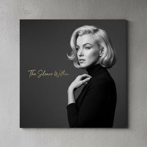 Puede incluir: Retrato en blanco y negro de una mujer con cabello rubio que lleva un cuello alto negro. El texto "The Silence Within" está en escritura dorada en el lado izquierdo de la imagen. La imagen se muestra en un lienzo cuadrado.