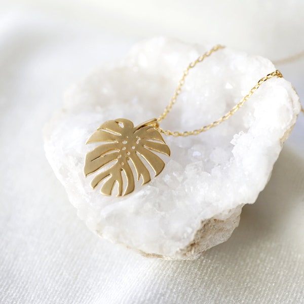 Collier doré à pendentif feuille de Monstera : cadeau bijou tropical