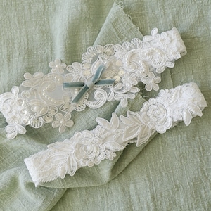 Conjunto de ligas de casamento com renda e pérolas: liga de noiva branca e azul