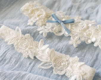 Jarretière de mariage blanche avec noeud bleu, jarretière de mariage en dentelle perlée de perles, quelque chose de bleu, jarretière de mariage