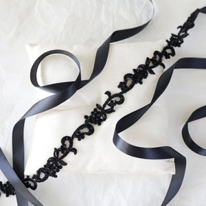 Schmale schwarze Perlenblütenspitze mit schwarzem Band stirnband / Skinny Lace Schärpe, Brautjungfer Schärpe, Brautjungfer