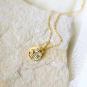 Gold Muschel Halskette: Cubic Zirkonia Charme, Zierliche Halskette