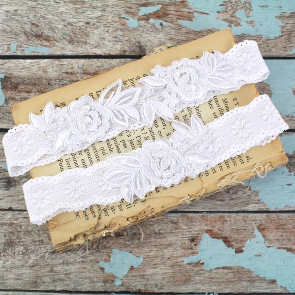 Set di giarrettiera da sposa in pizzo bianco con ricami floreali: da conservare e da lanciare.