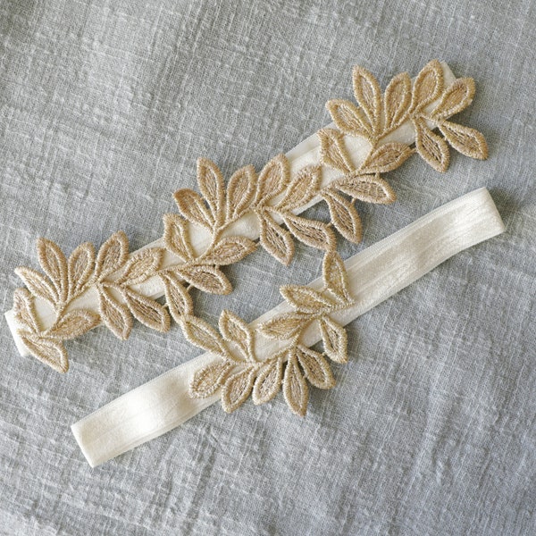 Feuilles d’or Dentelle avec doux ensemble de jarretière élastique, jarretière de mariage ivoire, quelque chose de bleu, jarretière de mariage d’or, ceinture de jarretière de prom