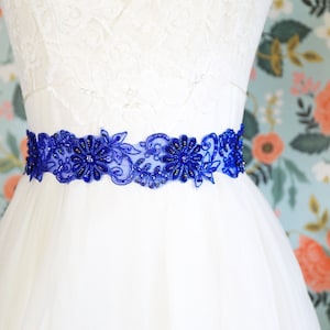 Ceinture en dentelle perlée bleu royal, ceinture bleu royal de mariée, ceinture bleue demoiselle d’honneur, ceinture bleue fleur fille