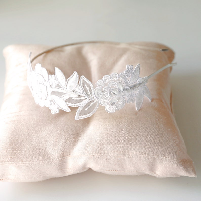 SUI AVA Floral Broderie Twist Headband White