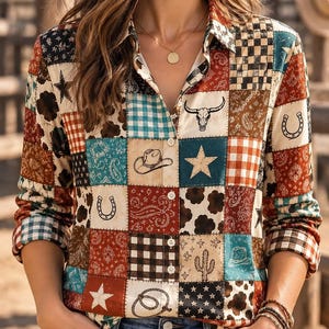 Könnte beinhalten: Ein langärmeliges Hemd mit Knopfleiste und Patchwork-Design, das verschiedene Western-Motive wie Kuhflecken, Karomuster, Sterne, Hufeisen, Cowboyhüte, Kakteen, Lassos und Stierschädel in Braun-, Blau-, Weiß- und Rottönen zeigt.