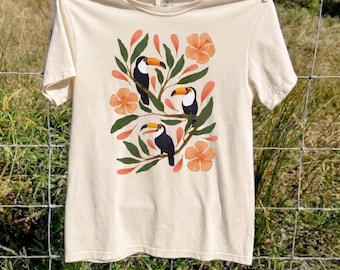 Tropisches Tukan-Shirt, Vintage-T-Shirt mit botanischem Dschungelmotiv, exotisches Vogelmotiv, bequemes Oberteil in angenehmer Farbe, florale Sommerkleidung, Boho-Natur-Geschenk