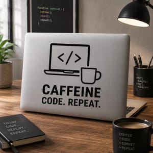 Op de afbeelding: Een laptop met een zwarte afbeelding van een laptop, codehaken en een koffiemok, met de tekst "CAFFEINE CODE. REPEAT." Een zwarte mok met de tekst "COFFEE > CODE > COMMIT > REPEAT" is ook zichtbaar.