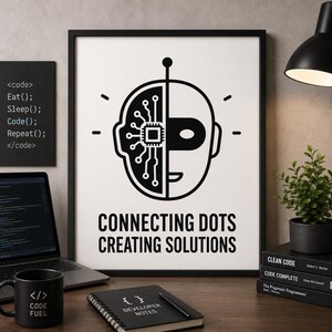 Op de afbeelding: Zwart ingelijste print met een robotkopafbeelding en de tekst "CONNECTING DOTS CREATING SOLUTIONS." Een zwarte mok met "</> CODE FUEL" staat op het bureau. Een laptop en een notitieboek met "DEVELOPER NOTES" zijn ook zichtbaar.