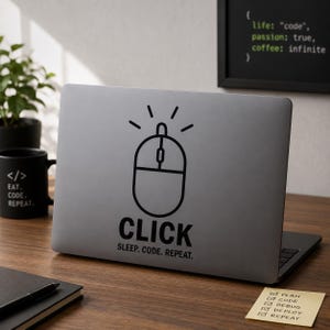Op de afbeelding: Een grijze laptop met een zwarte muisafbeelding en het woord "CLICK" eronder. De tekst "SLEEP. CODE. REPEAT." staat onder "CLICK". Een zwarte mok met de tekst "</> EAT. CODE. REPEAT." staat links. Een plakbriefje met selectievakjes staat rechts.