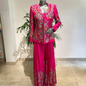 Completo palazzo firmato, perfetto per feste e matrimoni, con ricami.