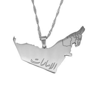 Könnte beinhalten: Silberfarbene Halskette mit einem Anhänger in Form der Vereinigten Arabischen Emirate. Der Anhänger zeigt den Umriss des Landes und arabische Schrift. Die Kette hat ein gedrehtes Seildesign. Auf weißem Hintergrund.