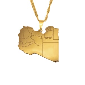 Puede incluir: Collar dorado con un colgante con forma de mapa de Libia. El colgante muestra los límites y las regiones internas del país. La cadena del collar tiene un diseño de cuerda trenzada.
