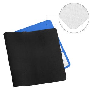 K&ouml;nnte beinhalten: Eine schwarze, rechteckige Mausunterlage mit strukturierter Oberfl&auml;che, die teilweise eine blaue Mausunterlage bedeckt. Eine Nahaufnahme zeigt ein wei&szlig;es, weiches Mikrofasertuch. Die Mauspads sind f&uuml;r den Computergebrauch konzipiert.