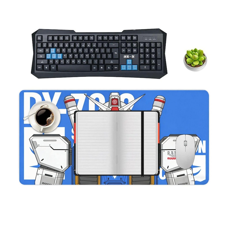 K&ouml;nnte beinhalten: Eine schwarze Tastatur mit blauen Tasten befindet sich &uuml;ber einem blauen Mauspads mit Roboterdesign, einer wei&szlig;en Maus und einem Notizbuch. Eine Tasse Kaffee und eine kleine Topfpflanze sind ebenfalls vorhanden.