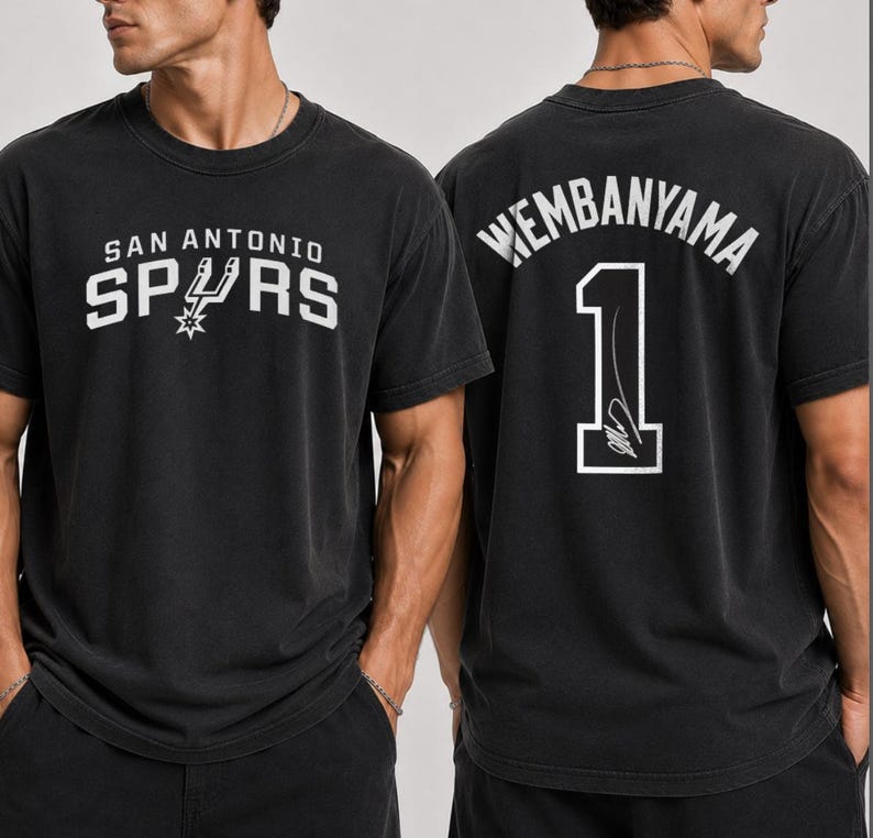 Pu&ograve; includere: Una t-shirt nera a maniche corte con il logo e la scritta San Antonio Spurs sul davanti. Il retro mostra il nome Wembanyama in un carattere arcuato sopra il numero 1, che include una firma grafica in inchiostro bianco sul tessuto nero.