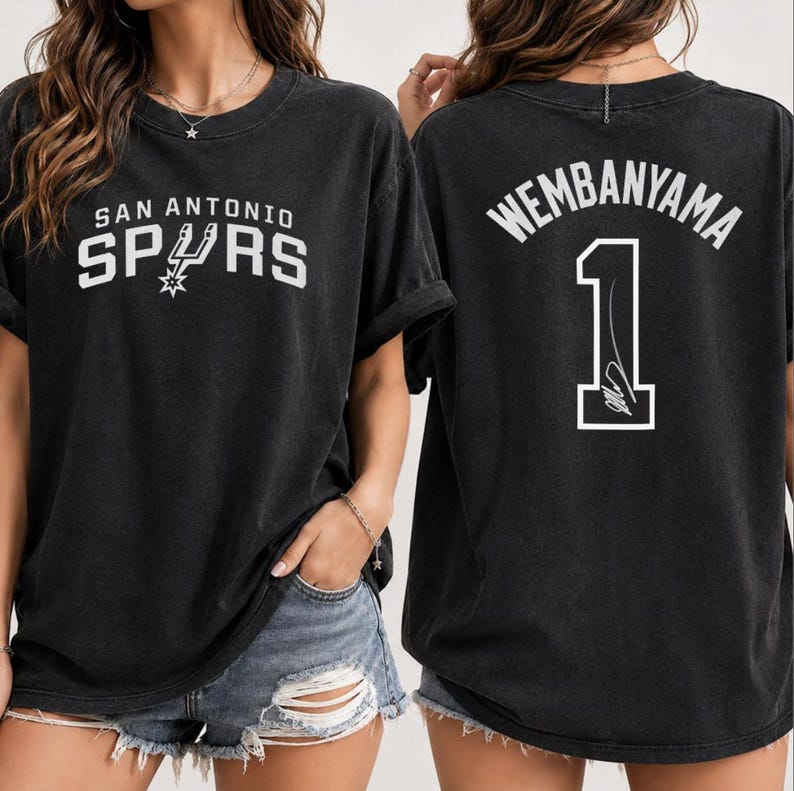 Pu&ograve; includere: Una t-shirt nera a maniche corte con il logo e la scritta San Antonio Spurs sul davanti. Il retro della maglietta mostra il nome Wembanyama in un arco sopra il numero 1, che include una grafica con firma in lettere bianche.