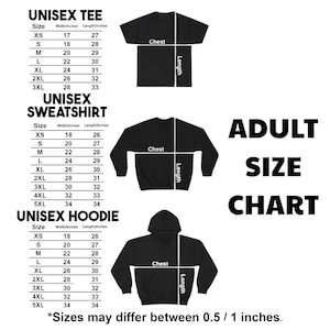 Pu&ograve; includere: Una tabella delle taglie per adulti con sagome nere di t-shirt, felpa e felpa con cappuccio. Ogni tipo di capo include una tabella con taglie da XS a 5XL con misure di larghezza e lunghezza in pollici. Il testo include etichette per ogni capo e una nota sulle variazioni di taglia.