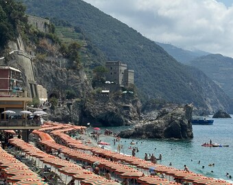 Monterosso-paraplu's, Italiaanse kustprint – strandtafereel met hoge resolutie (digitale download)