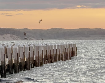 Montauk Pier en goudroze zonsondergang boven de oceaan Downloadbaar digitaal fotobestand