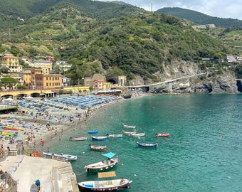Weids uitzicht op Monterosso-strand en bergweg, Italiaanse kustafdruk – strandtafereel met hoge resolutie (digitale download)