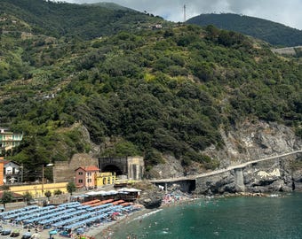 Print Monterosso Beach & Mountainside Road, Italiaanse kust – strandtafereel met hoge resolutie (digitale download)