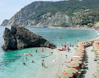 Monterosso-zwemmers, Italiaanse kustprint, kristalblauwe oceaanstrandscène (digitale download)
