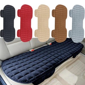 Op de afbeelding: Een gewatteerde marineblauwe autostoelbekleding met bijpassende hoofdsteunhoezen in zwart, rood, beige, bruin en lichtblauw. De stoelbekleding heeft een ruitpatroon en is ontworpen om de achterbank van de auto te beschermen.
