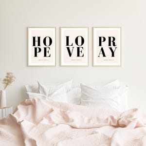 Typografiset | Hopp Kärlek Be Amen | Tro Dekor | Tavelväggsset med 4 tryck | Svart text rosa, beige bakgrund | Digital nedladdning