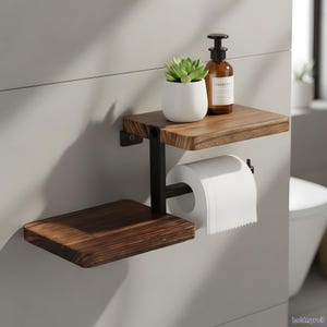 Könnte beinhalten: Zweistöckiges Badezimmerregal aus Holz mit schwarzem Metallträger. Das obere Regal enthält eine kleine Topf-Sukkulente und eine braune Flasche. Das untere Regal enthält eine Rolle weißes Toilettenpapier.