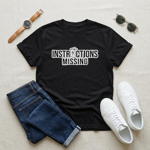 Instruktioner saknade skjorta, rolig sarkastisk t-shirt, kontorshumorgåva, arbetsskämtkläder, nördig present, vardagskläder