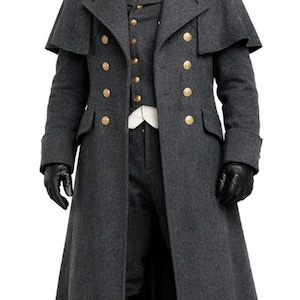 Puede incluir: Un abrigo largo de lana gris con botones dorados, un chaleco a juego y guantes de cuero negro. El abrigo tiene una capelina y se combina con pantalones y botas negras. Un sombrero bicornio negro completa el atuendo de inspiración militar histórica.
